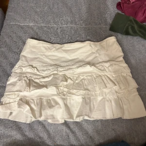 Vit spets kjol - Köptes på plick och inte använt själv då det inte e min stil längre. Sitter jättefint på och kan vikas med så den blir låg midjad 