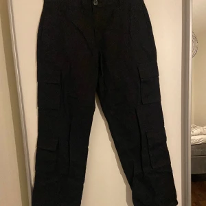Cargo byxor  - Helt nya cargo byxor från pretty littel thing, har kvar prislapp. Storlek 8, motsvarar ungefär 38, 100kr 