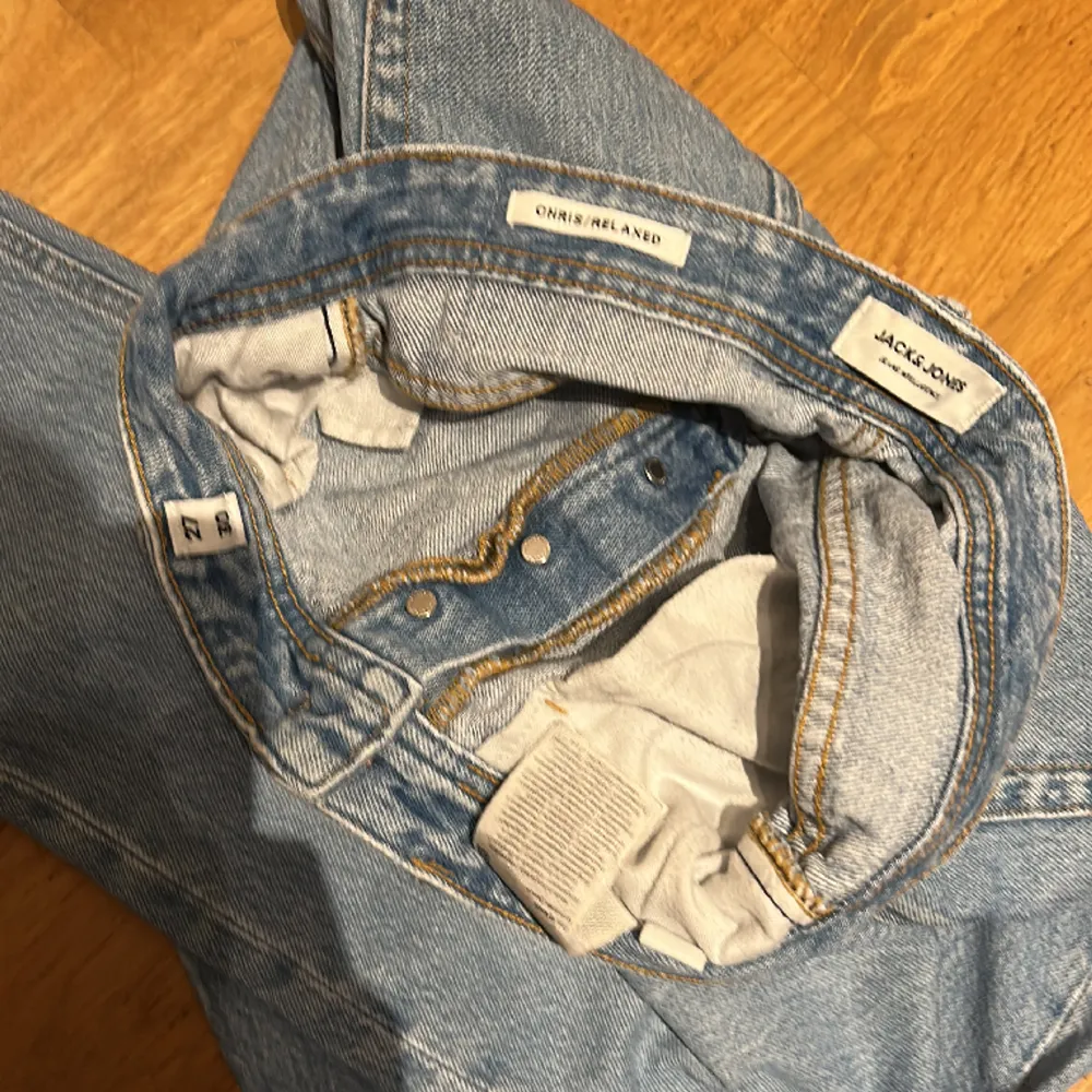  säljer mina jeans då jag inte passar i dom längre! Dom är i använt skick utan fläckar osv! Nypris 700kr. Storlek 27/30. Jeans & Byxor.