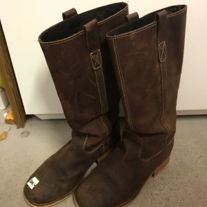 Bruna stövlar  - Snygg normal höga stövlar med låg klack. Sköna och bekväma. Storlek 38.