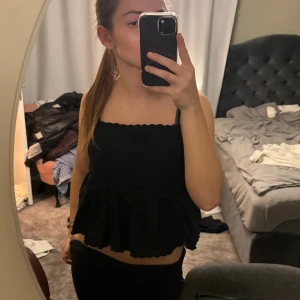 Sött topp - Jötte gulligt linne från zara med broderi! Jag har storlek S💖