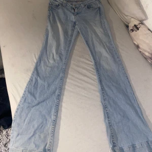 Lowwaisted jeans - Säljer dessa lowwaisted ljusblåa jeans. Om du undrar något om mått eller något annat skriv❤️ finns ett litet hål vid fickan som knappt syns❤️ kan mötas upp i Malmö, finns  defekter längst nere på byxorna (små hål)