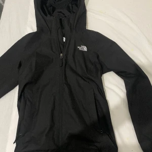 The North Face tunn jacka  - The North Face tunn jacka, i storlek Xs. Ser helt ny ut har nästan aldrig använts, säljs pga att den inte passar.