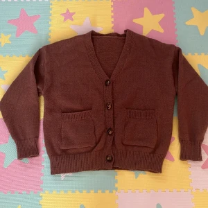 Brun cardigan - Använts 2 ggr, inga skador Dms fläckar. Lätt att styla och är super gosig. Kontakta om du har frågor, köp är på!