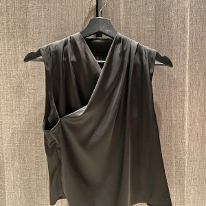 Svart topp - Oanvänd fintopp eller festtopp🖤