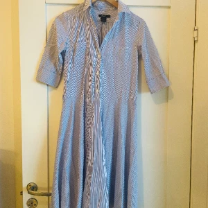 Filippa K sljortklänning - Skjortklänning i fint skick dock utan tillhörande skärp.