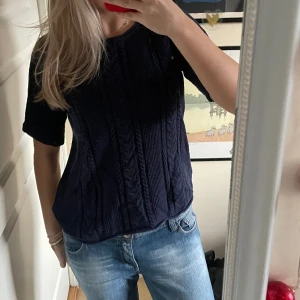 Stickad tshirt - Stickad tshirt i marinblå