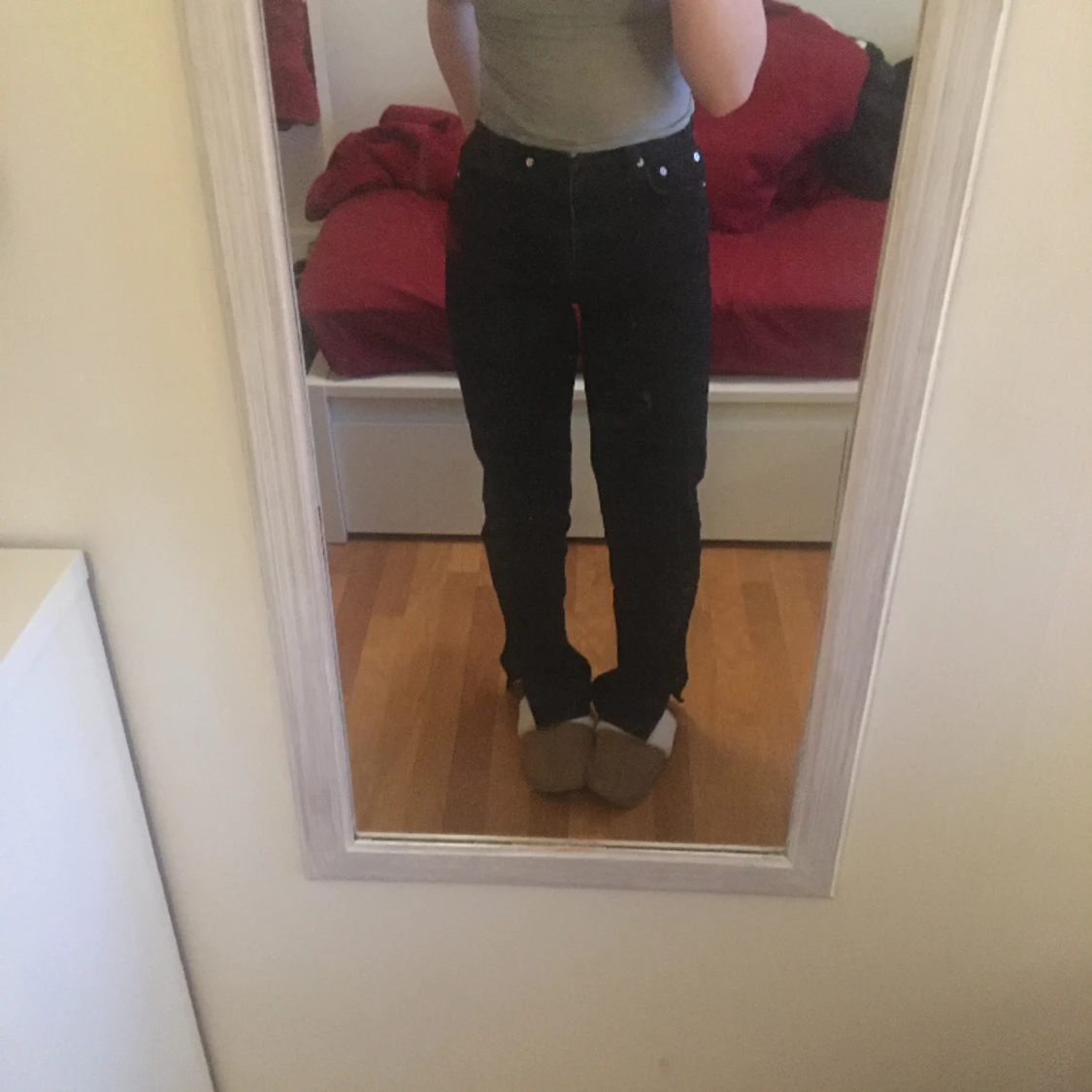 Svarta jeans med slit Gina tricot