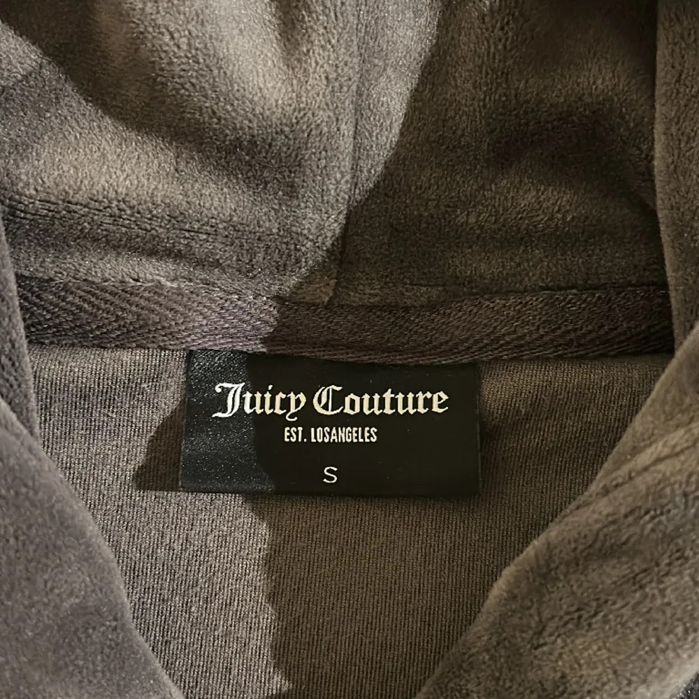 En jättefin grå tröja från Juicy Couture i storlek S💓 Har användts några gånger men är i bra skick. Jag säljer den för att den tyvärr inte kommer till användning längre! Köps via köp nu, skriv privat för fler bilder eller om du har frågor! 💓. Hoodies.