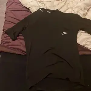 Nike tröja i ett skönt material, säljer för 100 kr 