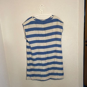 Klänning från stenströms - Blå och vit randig klänning från stenströms i siden