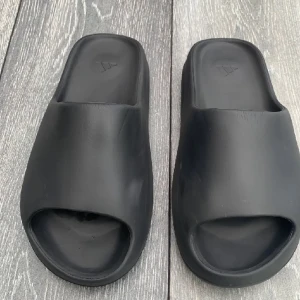 Adidas Yeezy Tofflor - Priset kan diskuteras i dm 