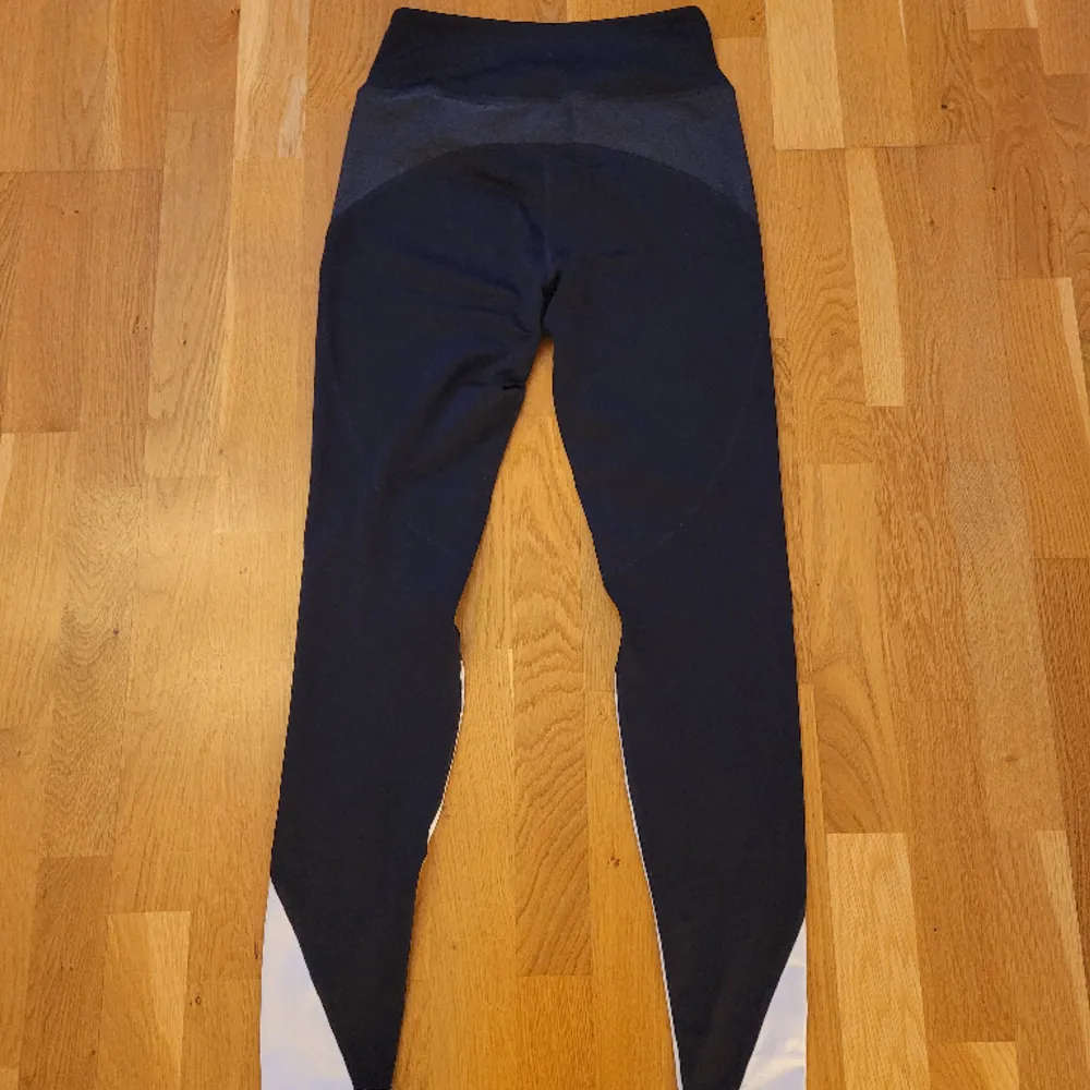 Supersköna träningstights från H&M i storlek S. Kan fraktas men köparen står för frakten 💕. Jeans & Byxor.