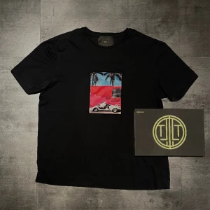 Limitato - Snygg limitato t-shirt i strl L men passar M.  Box och kvitto finns! Köpt för 1520:-  Mitt pris: 599:- Pris kan diskuteras vid snabb affär!
