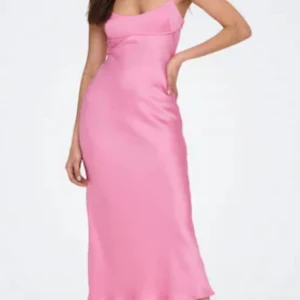 Rosa satin klänning  - Säljer denna supersöta långklänningen från about you som jag användt 1 gång. Den är i superfint skick men behöver bara tvättas. Den har även slits baktill som gör att den blir lättare och gå i. Nypris:515kr 🌸 Pris kan diskuteras 