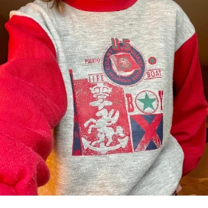 Sweatshirt  - Super fin lite oversized sweatshirt med röda armar!