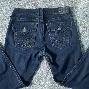 Blåa True Religion jeans med små diamanter på fickorna. Nyskick, storlek 29 med midja 42cm. Skriv för fler bilder❤️