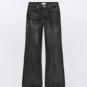 Skitsnygga mörkgråa jeans från Zara! Midwaist, bootcut😍 skit snygga, aldeig använda. Säljer då jag behöver pengar! 🩷 