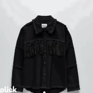 Svart jeansjacka med glittriga fransar från zara - Svart jeansjacka med glitterfransar från zara💕 strl s 
