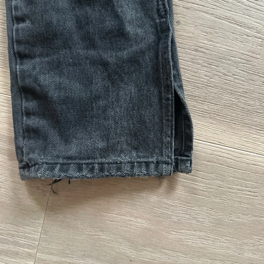 Säljer nu mina älskade lågmidjade gråa jeans från zara. Dessa jeans sitter riktigt snyggt och passar till allt. De är lågmidjade och med slits. Säljer på grund av att jag växt ur dem.. Jeans & Byxor.