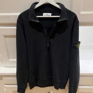 Säljer denna sjukt snygga Half-Zip tröjan från Stone Island. Den är i toppskick utan defekter och köptes för ett år sedan för nypris, cirka 2600kr. Mitt pris är 1100kr! Storlek S, svart. Självklart äkta! Skriv i DM för frågor! 