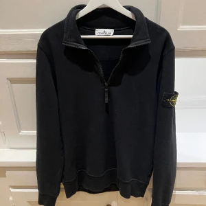Stone Island Half Zip - Säljer denna sjukt snygga Half-Zip tröjan från Stone Island. Den är i toppskick utan defekter och köptes för ett år sedan för nypris, cirka 2600kr. Mitt pris är 1100kr! Storlek S, svart. Självklart äkta! Skriv i DM för frågor! 