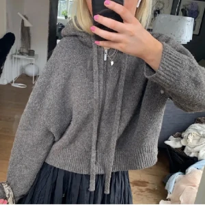 Stickad kofta - Jättesöt brun stickad kofta från zara. Använda några gånger men har inga defekter, ser ny ut! Skriv vid frågor eller fler bilder💗