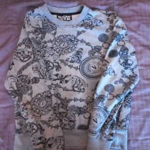 Versace Jeans sweatshirt - Helt ny skick, finns inga märken eller slitage. Men använd några gånger. Pris går hår enkelt att diskuteras.