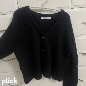 stickad kofta - stickad svart kofta från na-kd