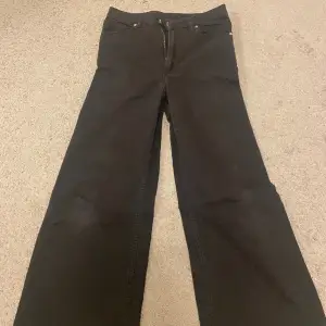 Svarta jeans som sitter skönt