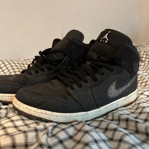 Jordan 1 Mid crater black - Säljer ett par Jordan 1 mids crater black i storlek 47. Skorna är som nya och använda 2/3 gånger och köptes 2021 från nikes hemsida, de är precis som nya och i princip oanvända. Lådan finns tyvärr inte kvar. Fraktar spårbart med postnord. Svarar frågor pm