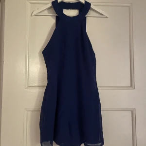 Jumpsuit - Jumpsuit med halterneck och djup i ryggen, aldrig använd med prislappen kvar! 