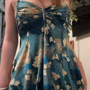 Superfin klänning som passar bra till sommarn! Säljer då jag knappt använt den🫶 Vid frågor meddela💬 