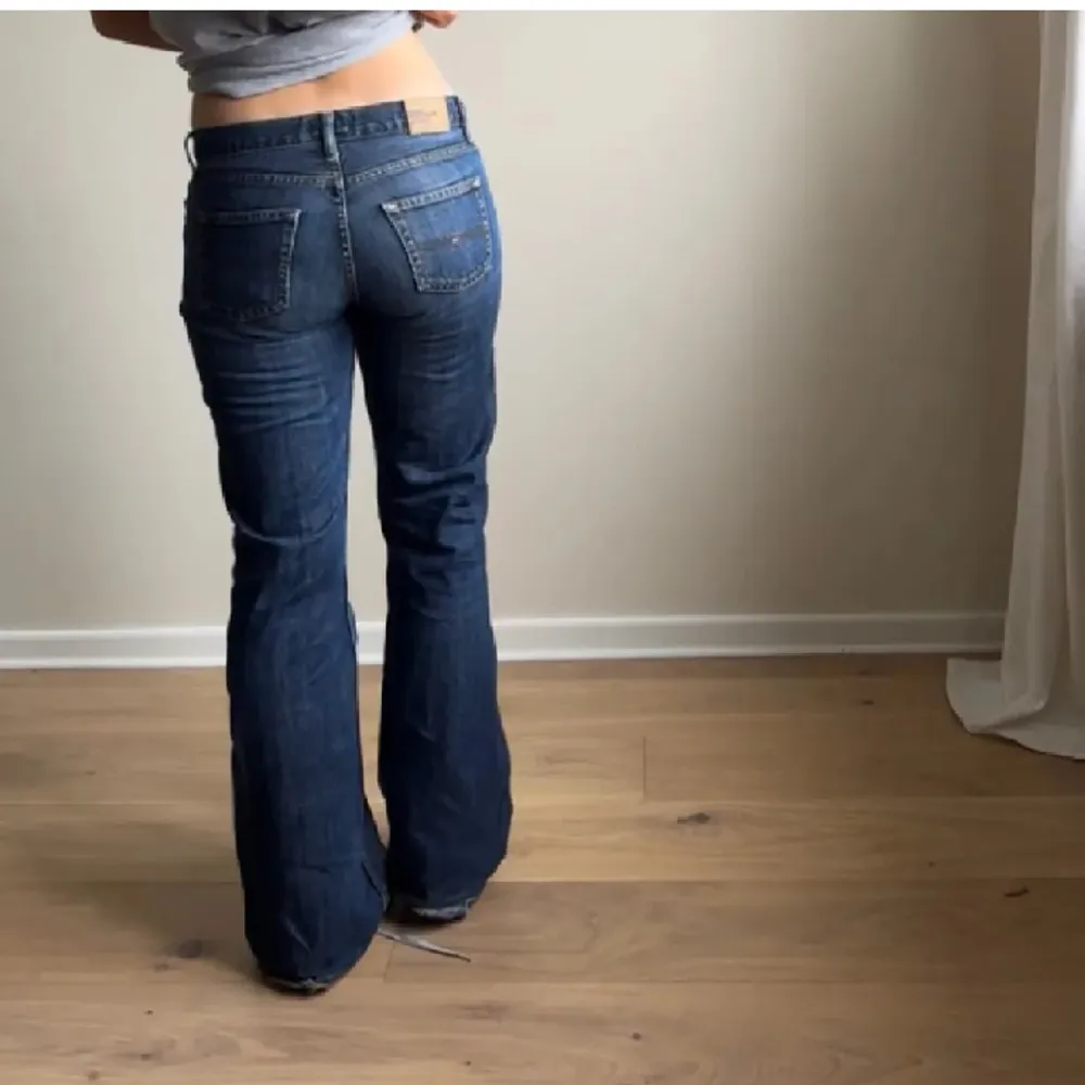 Superfina jeans som tyvärr var för små för mig. 💕💕💕 Lånad bild Hon på bilden är 166 cm  Innebenslängden är 77cm  Och midjemåttet är 78cm. Jeans & Byxor.