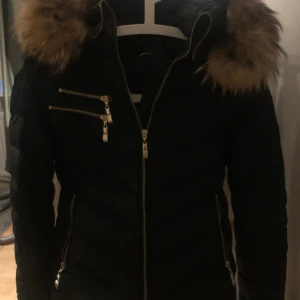 Hollies jacka - Jätte fin hollies jacka, användes för två vintrar sen, har ej använt den sen dess. Den är bra skick och riktigt fin, säljer för att den ej kommer tillanvändning och har blivit lite liten.