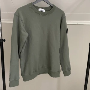 Stone island sweatshirt  - Säljer nu min stone island sweatshirt väldigt fin och inga skavanker, pirset kan diskuteras vid snabb och smidig affär affär🤝🏻 tags funkar påse följer med och alla lappar