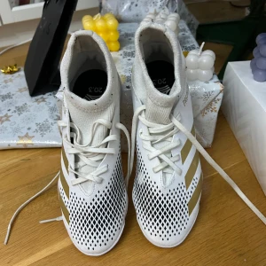 Adidas inneskor - Har använts 2 gånger, i bra skick, bekväma. Storlek 36-37