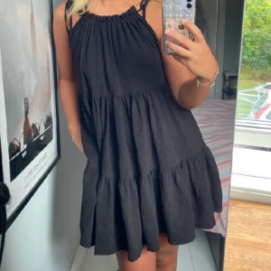 Volang klänning - Jättefin svart volangklänning som jag köpt här på Plick men inte kommit till användning🩷38/M i storlek men passar alla då de bara är att justera banden 