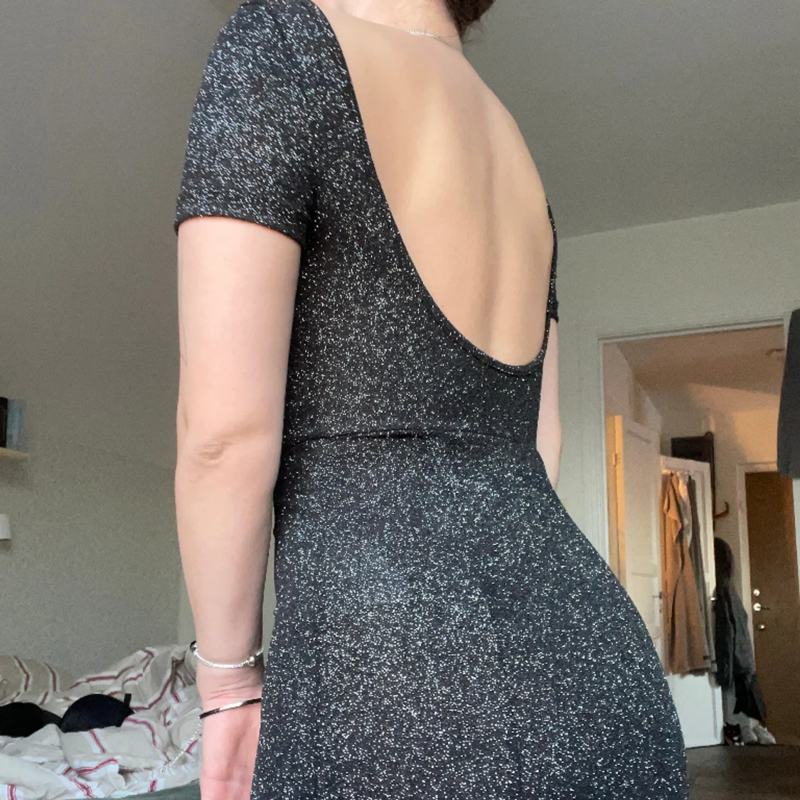 Kortärmad glittrig klänning - 90