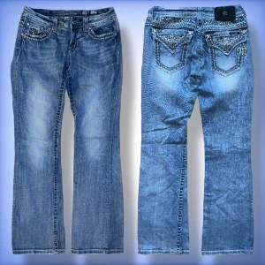Miss me Jeans - Ett par jätte fina, lågmidjade och bootcut miss me jeans i ett jätte fint skick! Med jätte fina detaljer på bakfickorna och runt midjan (se tydligare på sista bilden) hör av dig om du har frågor!☺️