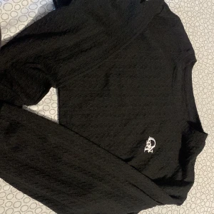 Svart kort knitwear  - mycket elegant och vacker, bekväm och perfekt för sommaren