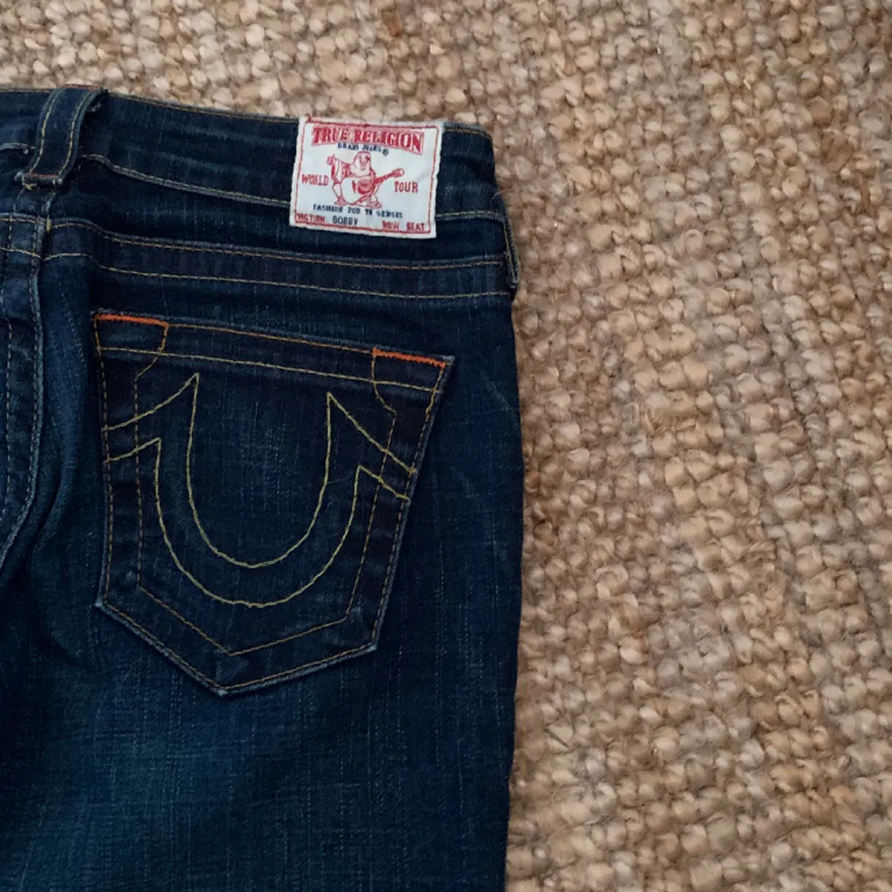 True religion jeans i superbra skick! Ser helt nya ut förutom lite slitnad längst ner på byxan, men inget man direkt lägger märke till, (se bild 2) Midjemått: ca 77cm Innerbenslängd: 82cm😇🤞. Jeans & Byxor.