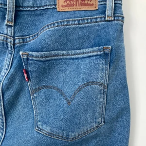 Levis jeans - Säljer dessa jeans från Levis då de är för små ❤️ Använda endas ett fåtal gånger och i väldigt bra skick 🙌 Modellen high rise skinny men skulle säga att de är mid, skinny om du har lite bredare ben men satt ungefär som straight när jag hade dem  ❣️