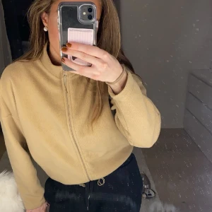 Myströja    - Myströja från Ginatricot, använd max 2 gånger. Storlek xxs men passar mig som har xs/s. Går att justera hur hårt/löst du vill att den ska sitta 🩵