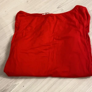 Röd heltäckande tröja - Röd heltäckande tröja i storlek S, tröjan är lite mindre i storleken. Använts 1 gång så i väldigt bra skick.❤️ nypriset är 250!!