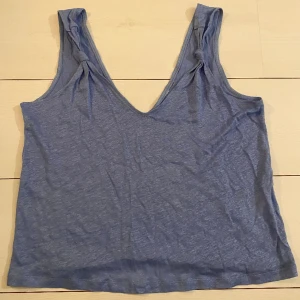 blått linne  - sött blått linne från h&m. står ingen storlek men skulle säga att den sitter som en S/M. pris går alltid att diskutera! 