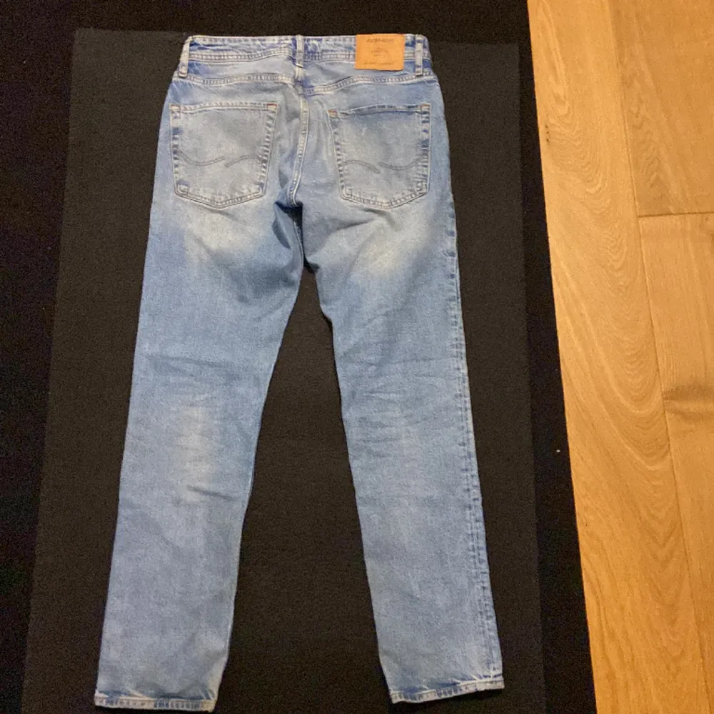 Ljusblåa jeans för killar Köpta från Jack&Jones De är Slimstraght och är storleken 29/32 i jeans storlek. Jeans & Byxor.