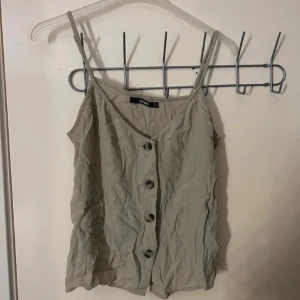 Khaki linne - Från bikbok. Superfint skick! Är okej med prisförslag.