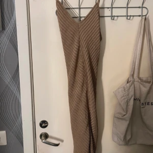 Klänning bikbok - Fin figuranpassad klänning i stretchigt material. Insydd underklänning Ny med etikett. Säljer denna pga jag äger en i annan färg.