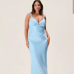 Adoore klänning - Nimes klänningen i storlek 38, aldrig använt. Prislappen kvar 🤍 nypris 1295:-.